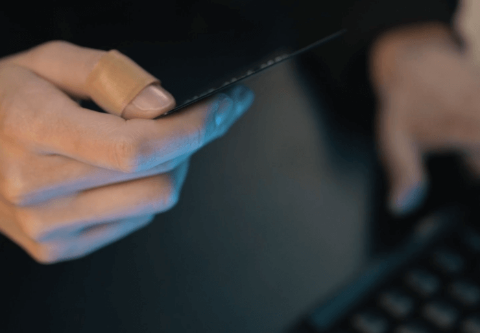 컴퓨터-송금하는-사람-손