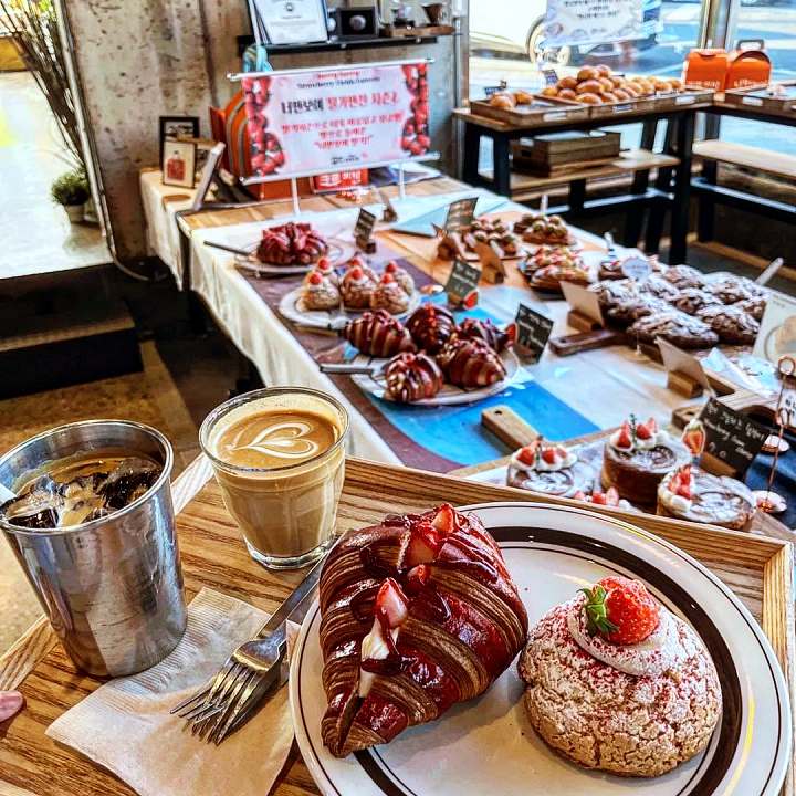 경희대 회기 맛집 추천 생방송투데이 하루 천 명 방문 화려한 유혹 딸기 만찬 크루아상 베이커리 디저트 카페 오늘방송 수상한 빵집