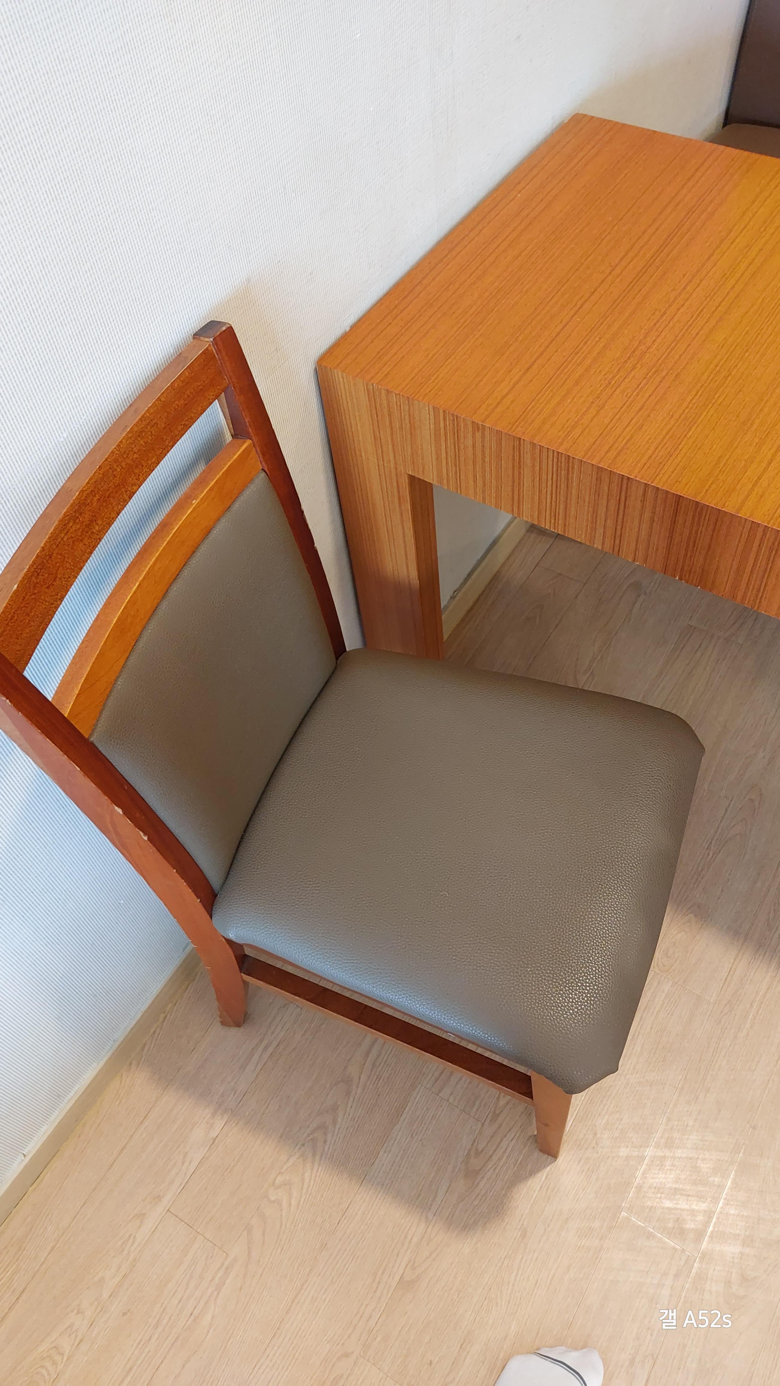 소노캄 거제 패밀리 클린 객실 식탁의자 4명은 충분히 앉을수 있음.