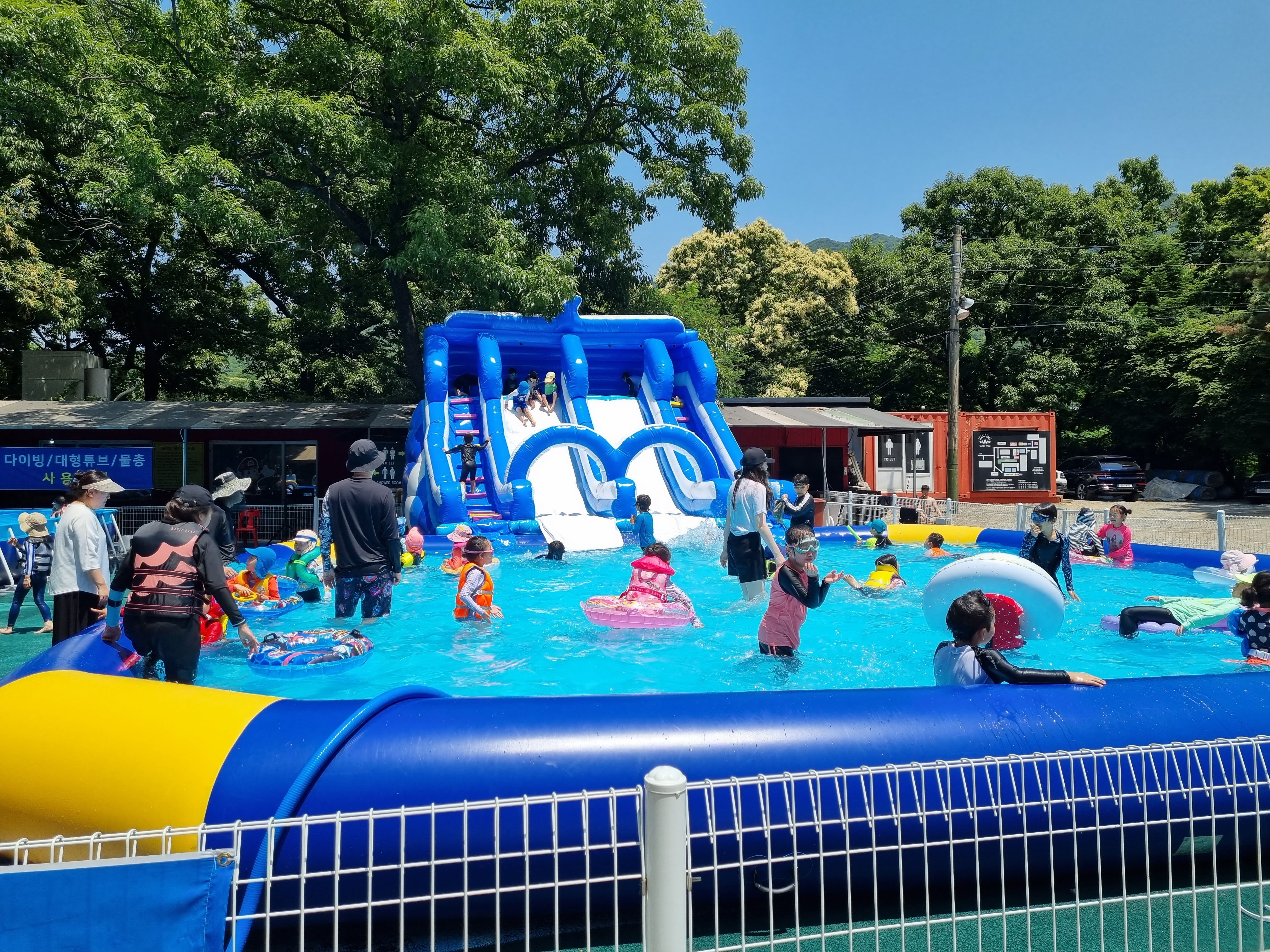 에어바운스 수영장