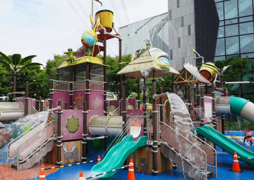 와와공원-물놀이장-미끄럼틀-물놀이하는아이들