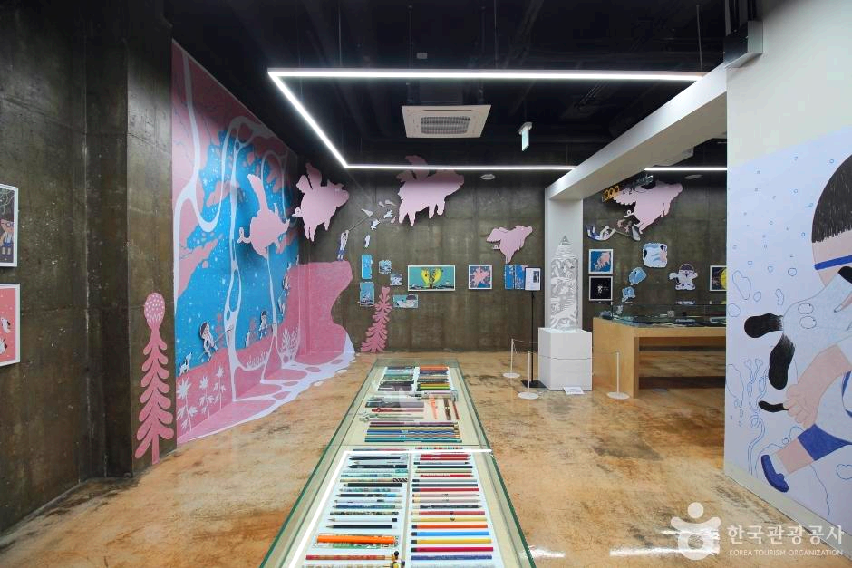 박물관 내부에 연필모형과 그림이 전시되어있다.