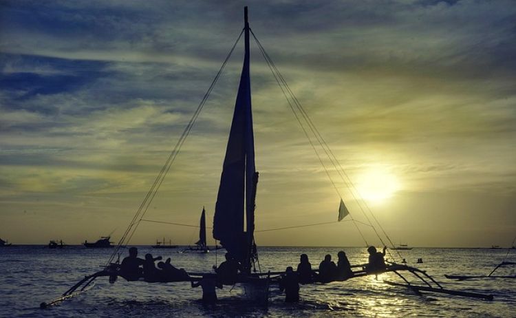 석양을 배경으로 여러 명의 여행자가 함께 세일링보트를 타고 있는 장면
보라카이 일몰 세일링보트 체험 다인승 바다 투어
