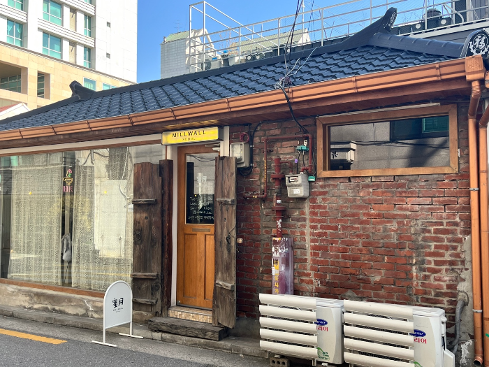 한성대 카페 밀월 외부 모습