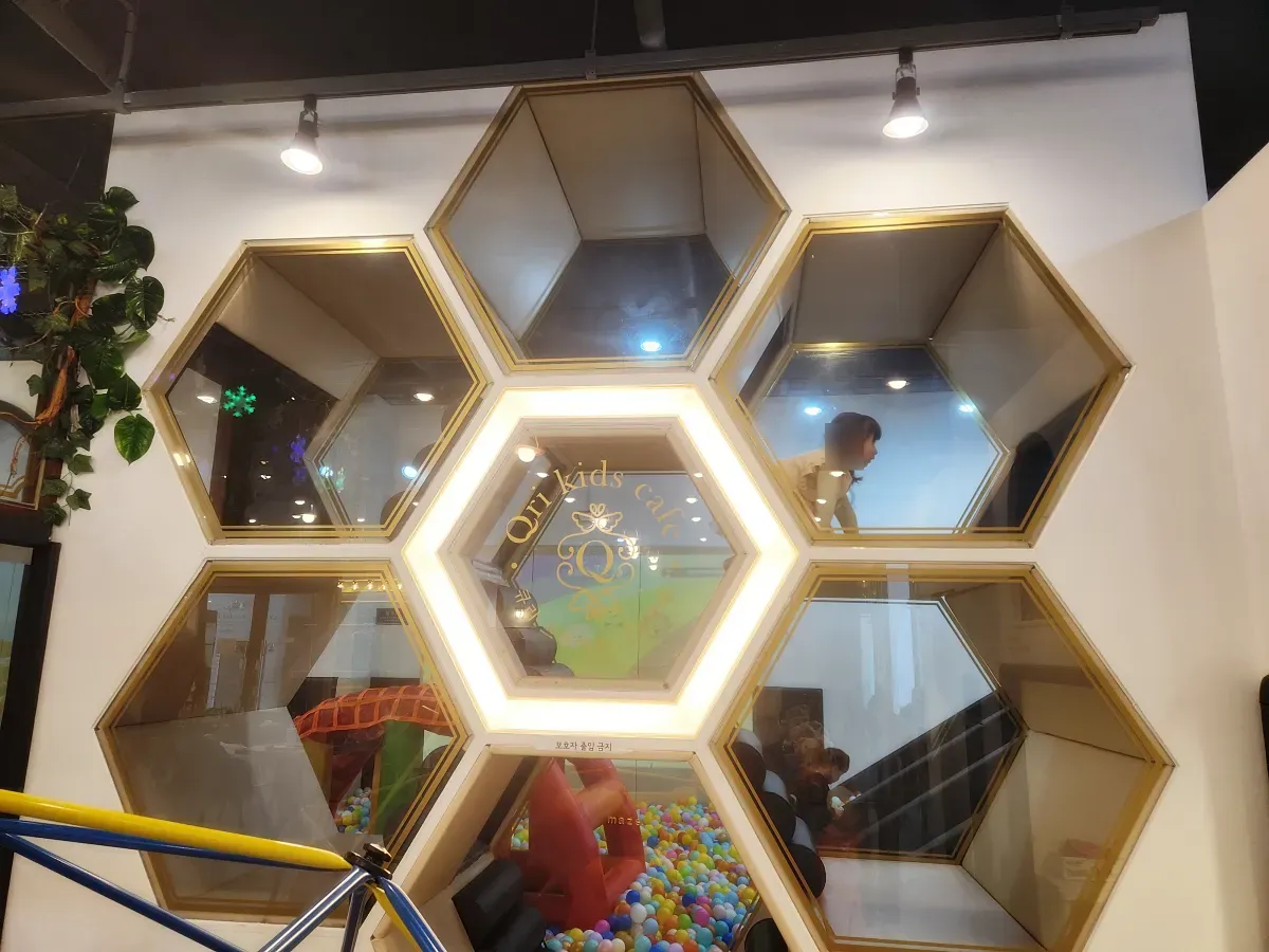 키즈카페-큐리-놀고있는-아이들