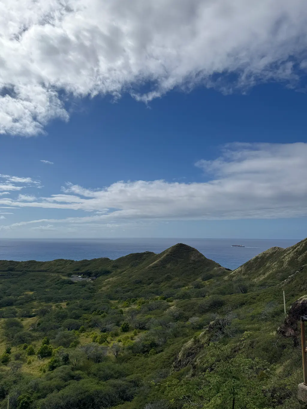 다이아몬드헤드 트레킹 코스 중 보이는 산과 바다