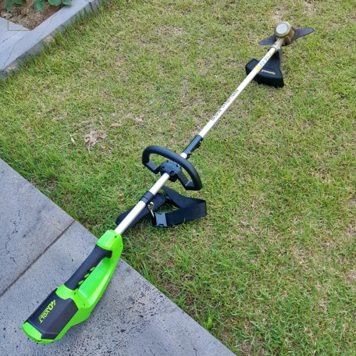 그린웍스-예초기-잔디-위-비치