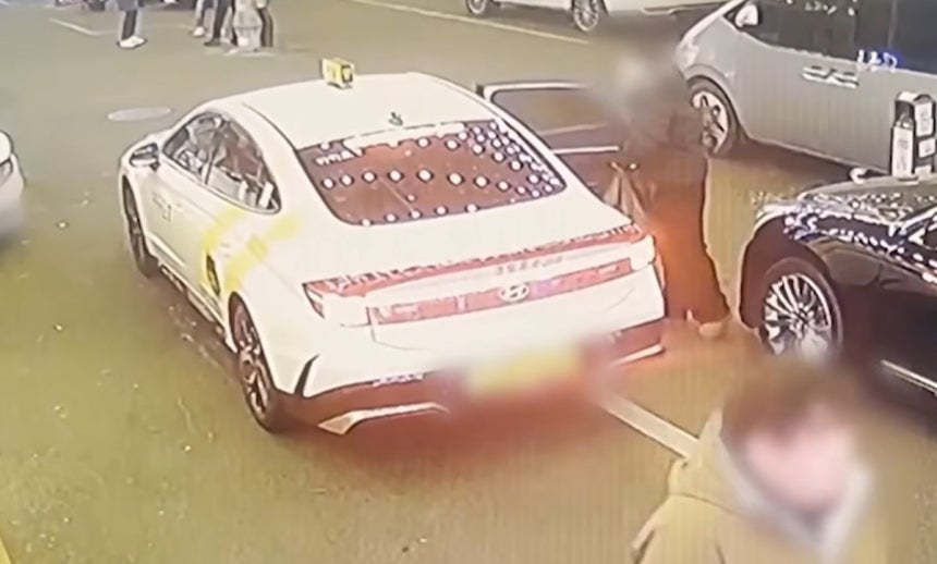 피해자가 피의자를 만난 후 마지막모습 중 손에 들고가는 검은봉지