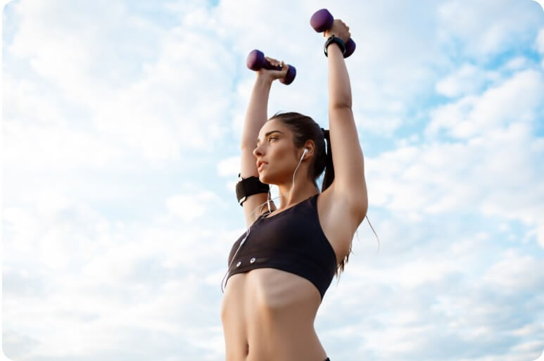 야외에서 운동을 즐기는 여성의 모습