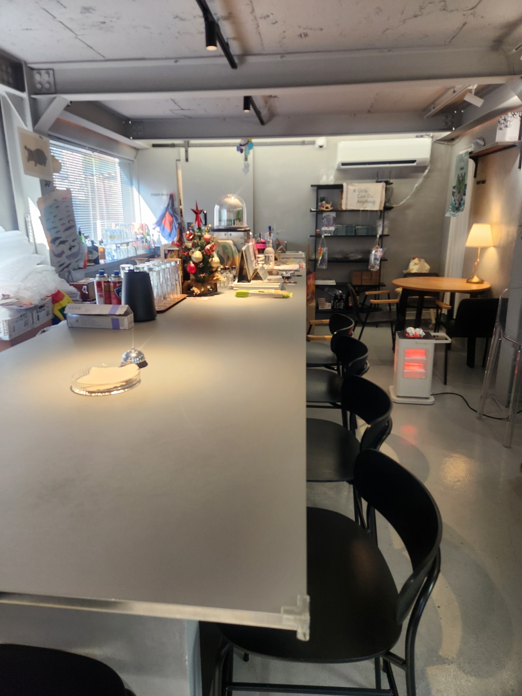 마포 여성 전용 술집 수월 내부 전경 - 작지만 안정적인 구조의 여성 전용 요리주점