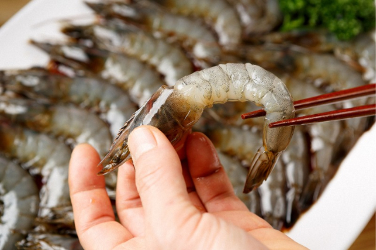 접시-가득-담긴-대하