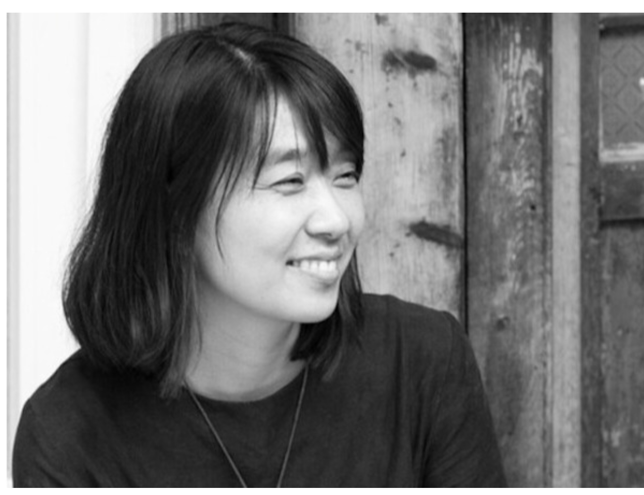한강 작가가 환하게 웃고 있는 모습