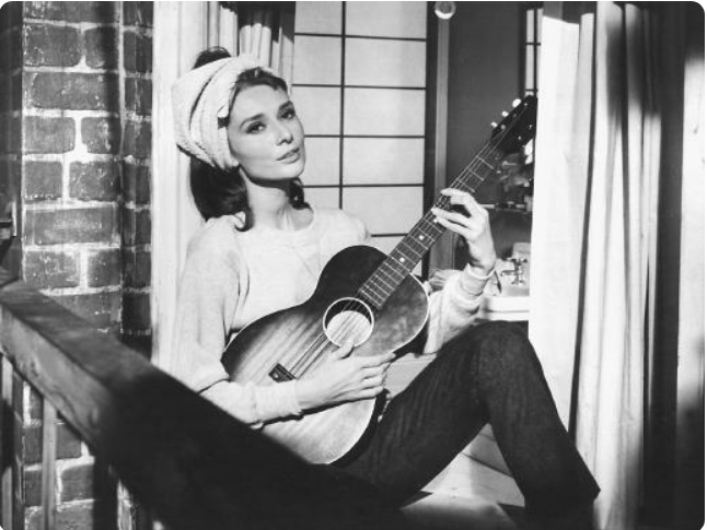 Moon-River를-부르는-오드리-햅번의-사진