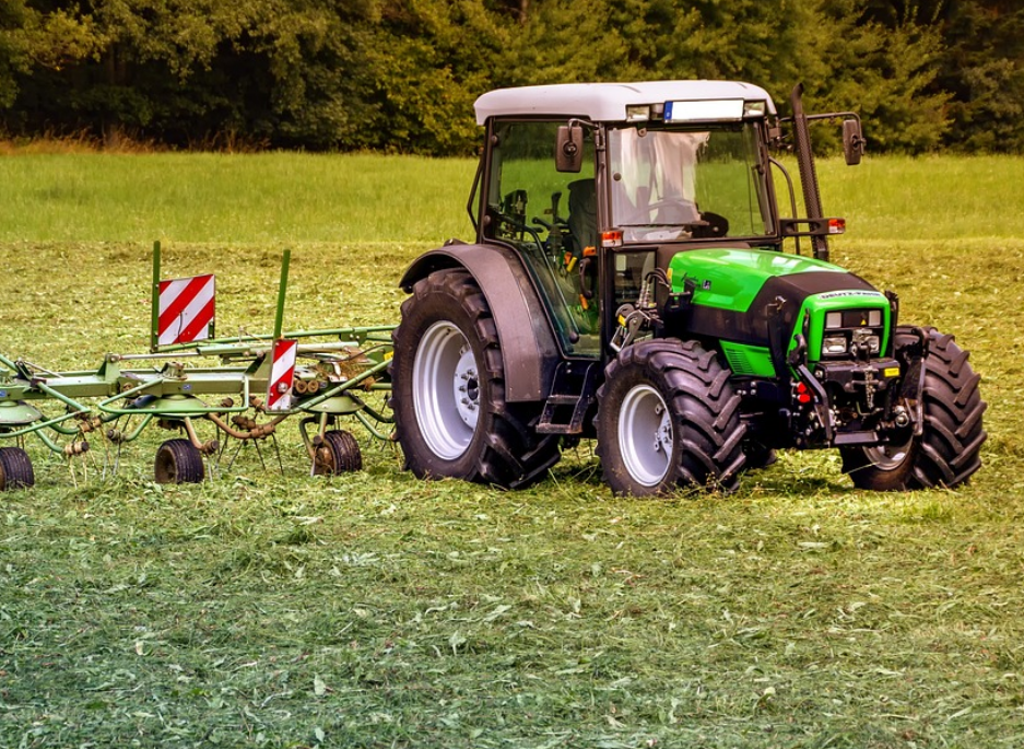 농작물 스마트 센서 기술 (트랙터 농사 관련 사진)