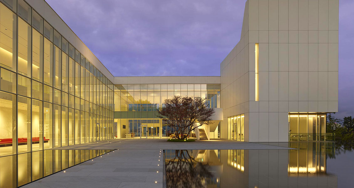 세련된 건축미가 돋보이는 현대적인 미술관의 전경