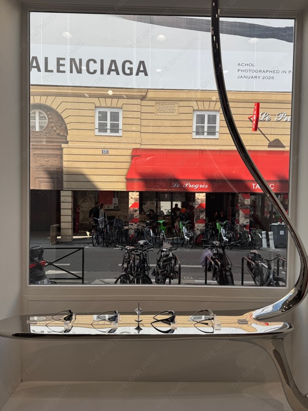 젠몬 매장 내부에서 보이는 파리 마레 바깥 풍경