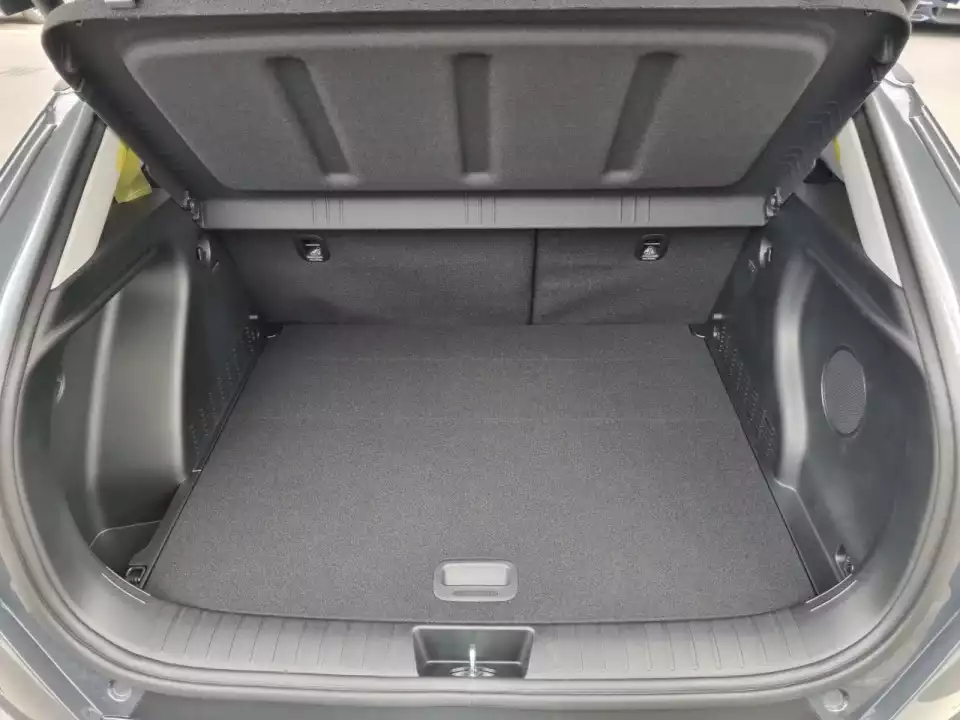 코나 하이브리드의 테일게이트를 연 모습입니다.