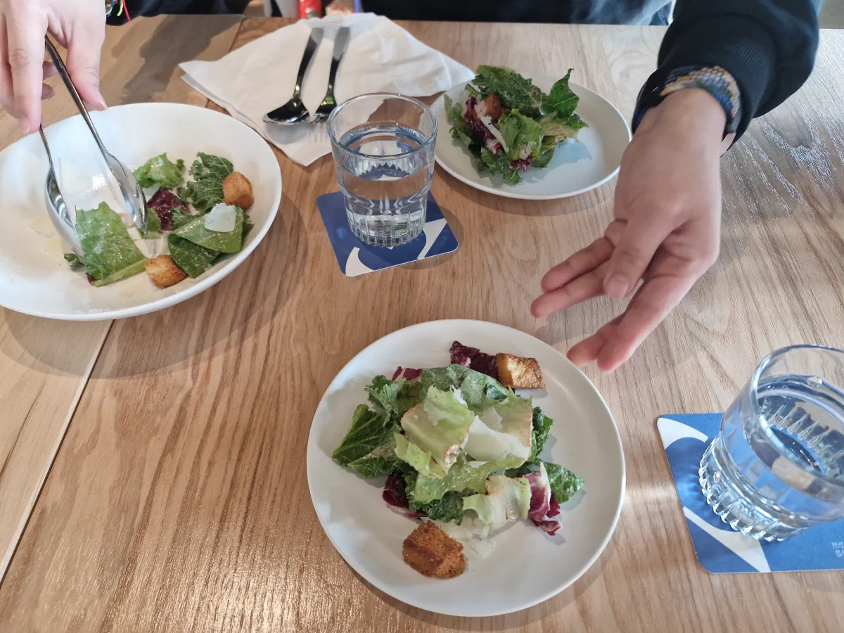 샐러드를-접시에-담고있는-손