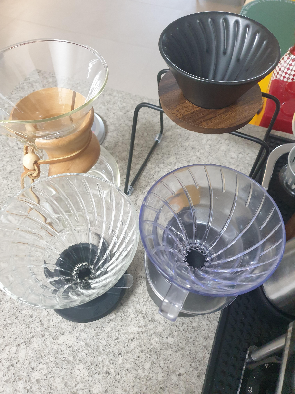 케멕스, 하리오v60, 하리오 스위치 및 DHPO 드리퍼 4 종이 테이블 위에 올려져 있다.