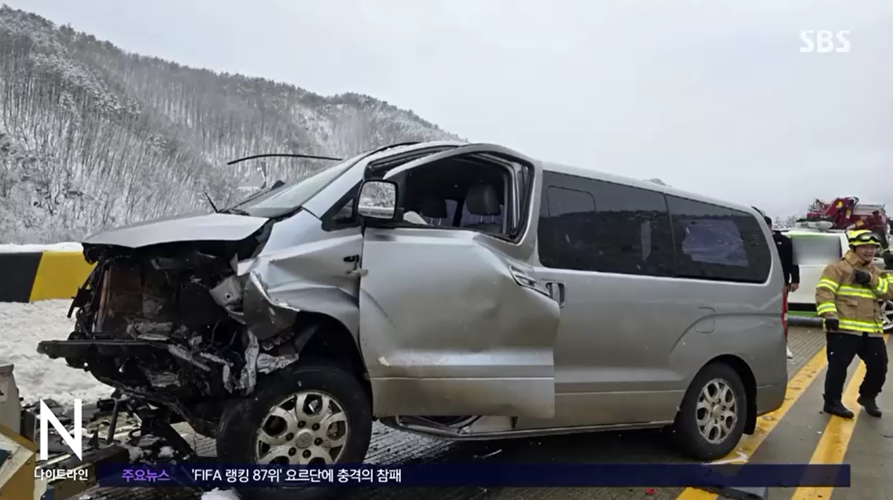 중앙선 넘어 음주운전 사고를 낸 승합차가 부서진 모습