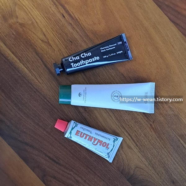 치약이 테이블에 놓여 있어요.