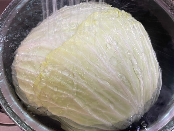 양배추 세척 - 흐르는 물에 헹구기