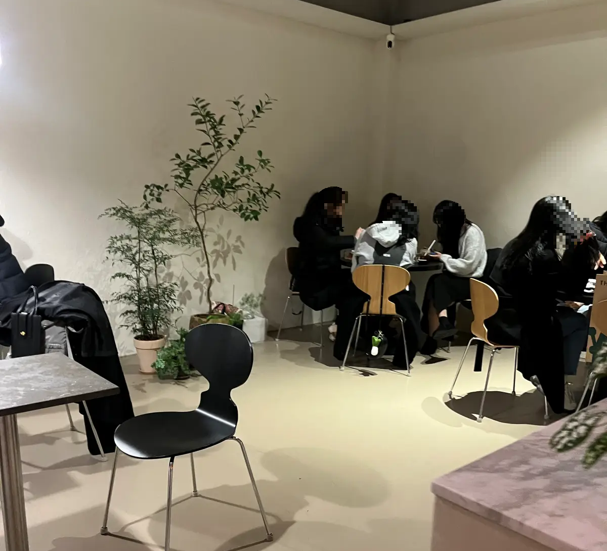 콘피 내부 여러 테이블