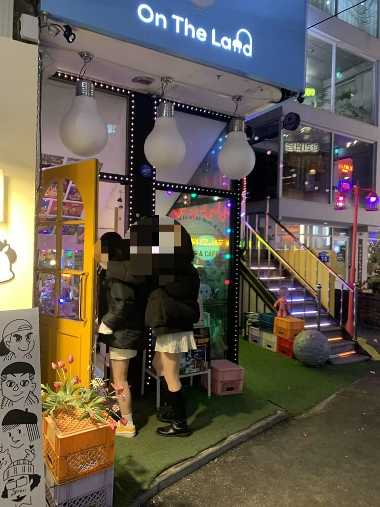 하늘색 on the land 간판과 노란생 문이 달린 매장입구