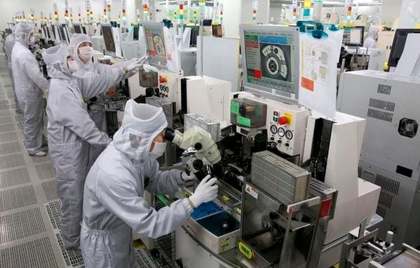 경기 안산시 단원구 서울반도체 공장에서 직원들이 근무하고 있다.