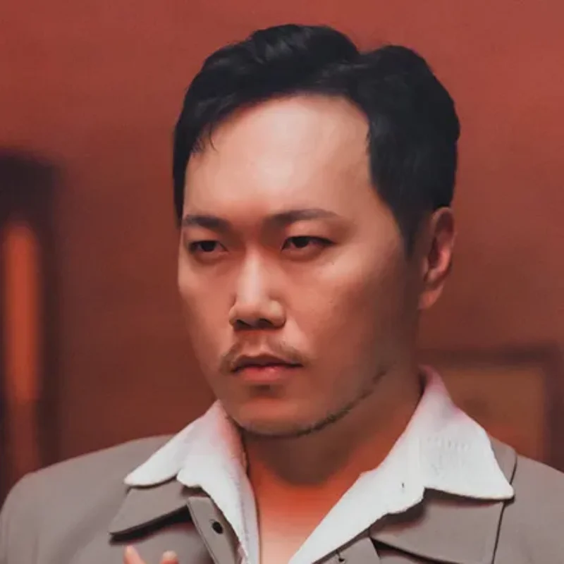 어느 실내를 배경으로 베이지색 정장을 입고 누군가를 노려보는 소용없어 거짓말의 박무진