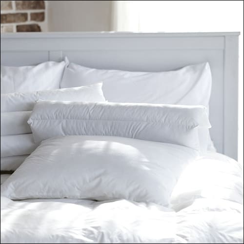 하얀색 베개 커버와 이불