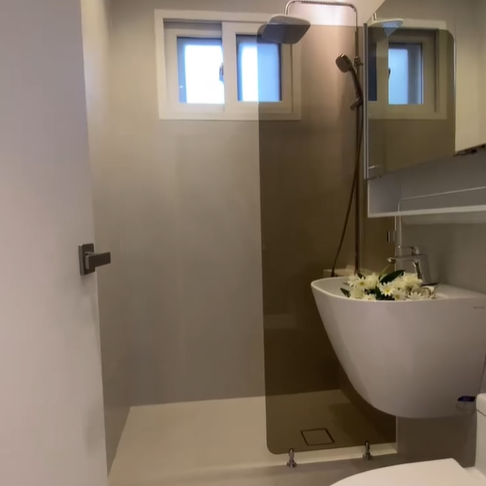 화실장에는 샤워장이 같이 있다.