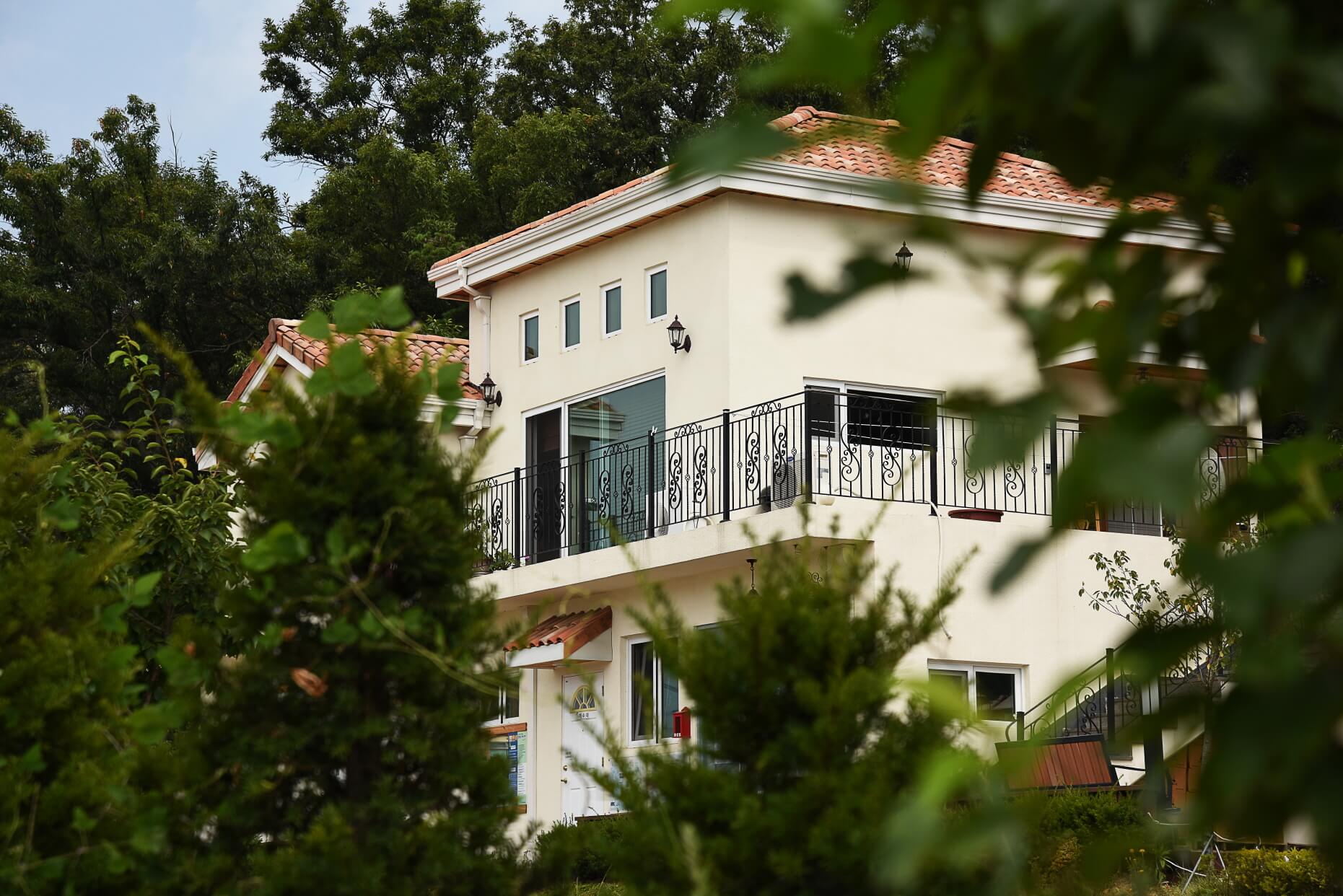 문라이트-캠핑장-건물사진입니다.