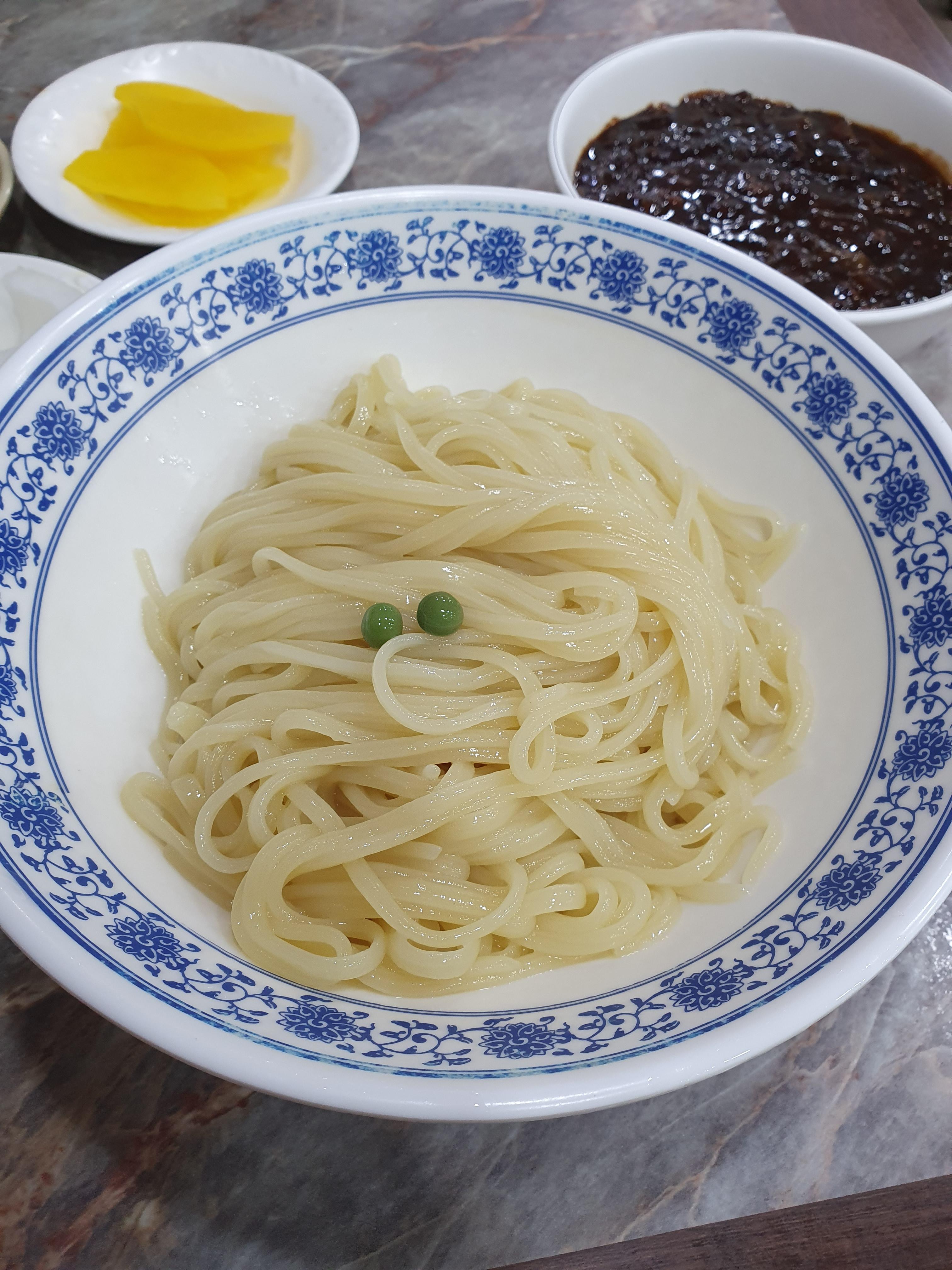 유니짜장의 면발은 하얀 우유빛입니다.