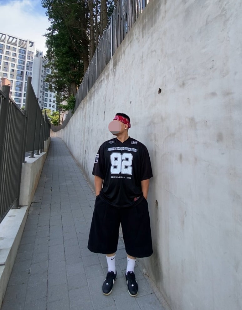 데일리룩('26. 6. 27.)로스코 4349 페이즐리 반다나, 드릭스 럭비 메시 슬리브 티셔츠, 무신사스탠다드 와이드 버뮤다 팬츠, 나이키 양말, 나이키 코르테즈 블랙 화이트