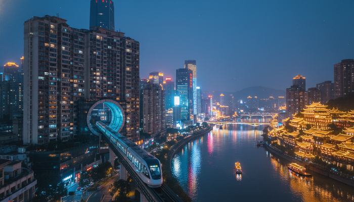 건물을 관통하는 모노레일과 화려한 홍야동 야경이 어우러진 중국 충칭의 환상적인 입체 도시 전경