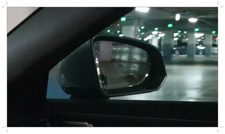 후진 기어 선택 시 볼보 XC60 사이드미러가 아래로 틸트되는 모습