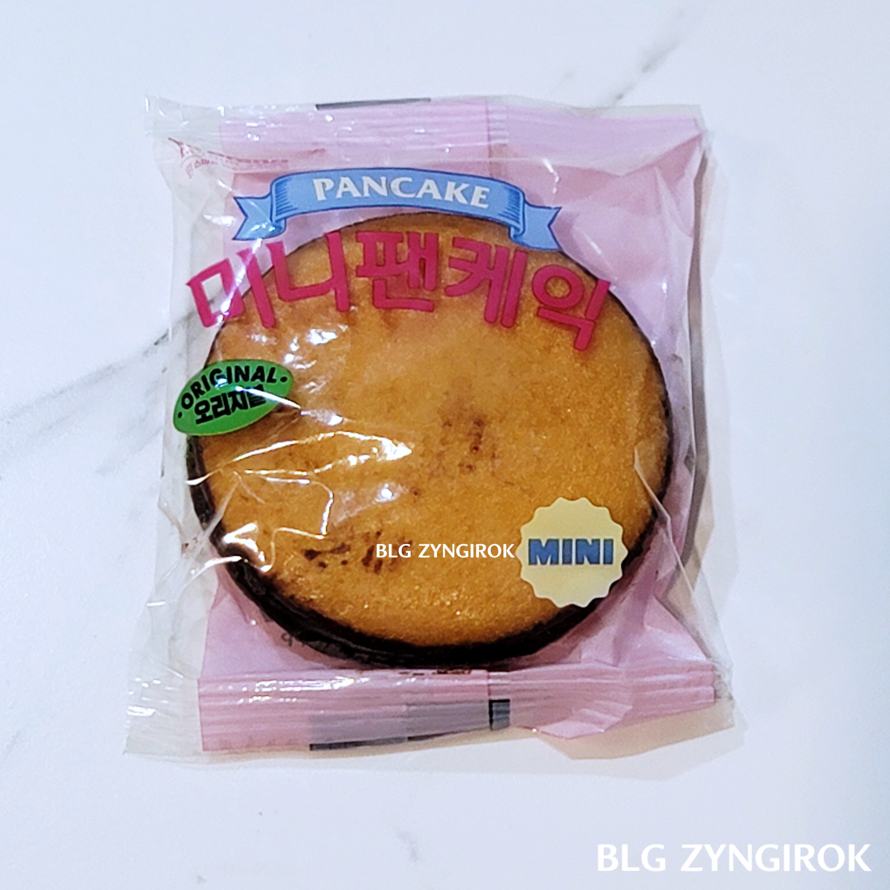 노브랜드 팬케이크 오리지널이 한 개 테이블 위에 놓여있다.