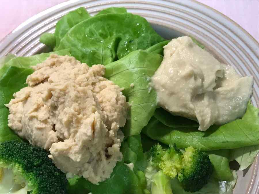 샐러드 토핑으로 얹은 후무스