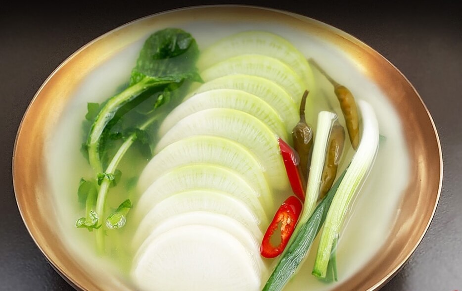 동치미의 매력에 푹 빠지다: 한국의 겨울, 그 특별한 맛