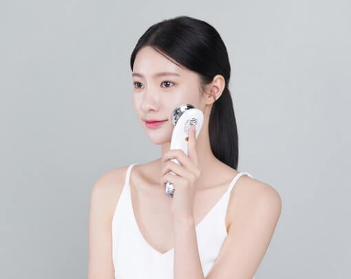 피부 상태를 개선하기 위해 갈바닉 마사지기로 냉온 관리하기