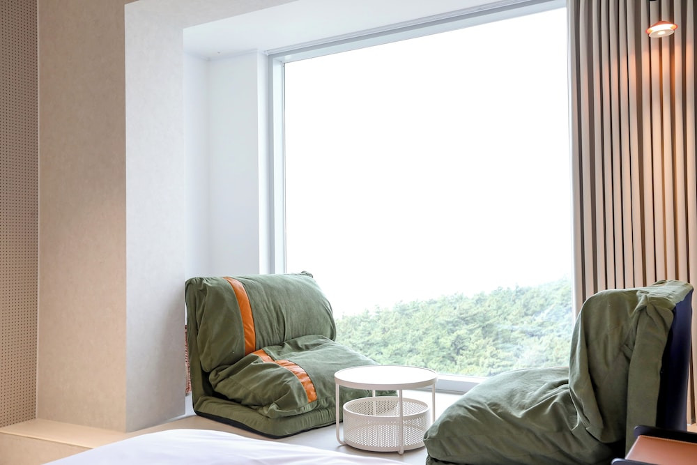 강릉 하운드 더 블루 호텔｜오션뷰&middot;넷플릭스&middot;카페까지&amp;#44; 할인 혜택으로 가성비 숙소 예약하기!