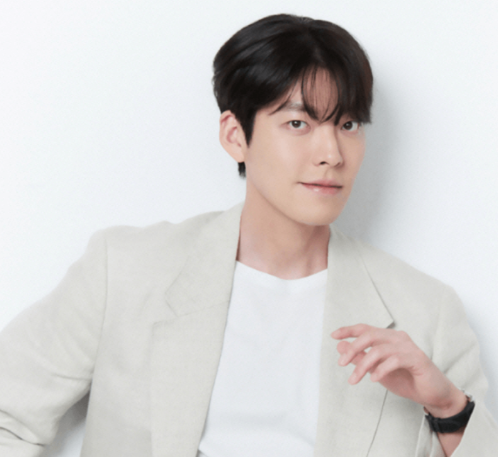 배우 김우빈 팬의 마지막 길을 함께...직접 조문과 추모 글로 마음 전해