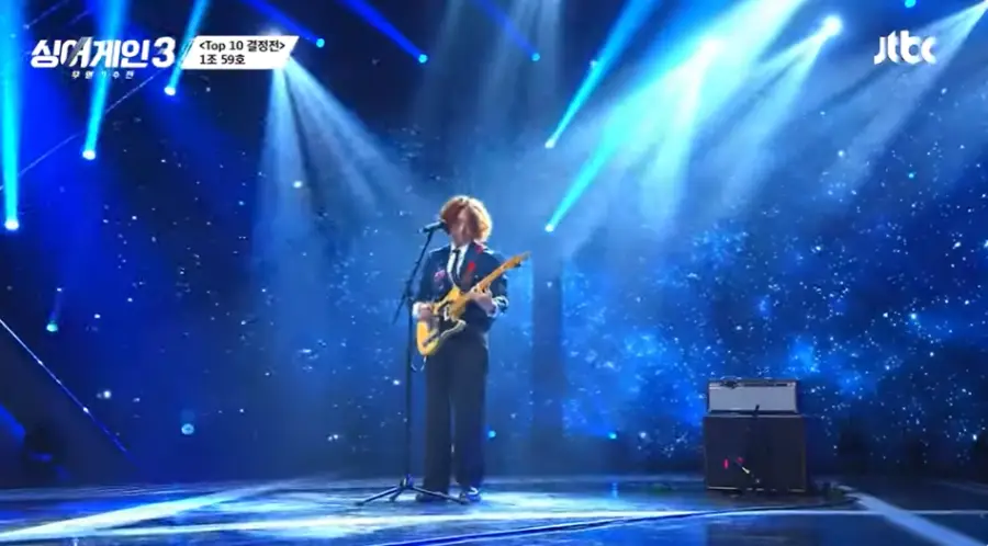 싱어게인3-
긴검은 바지 파란쟈켓 흰셔츠 넥타이 노란 전기기나를 치며 스탠딩마이크 앞에 서있는 59호