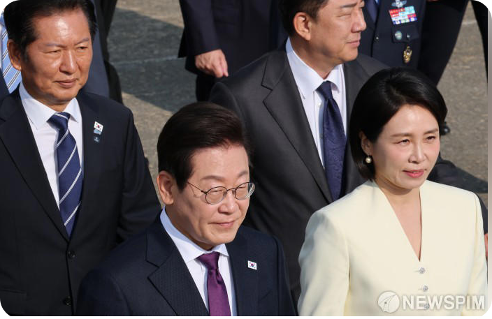 공군 1호기 향하는 이재명 대통령과 김혜경 여사