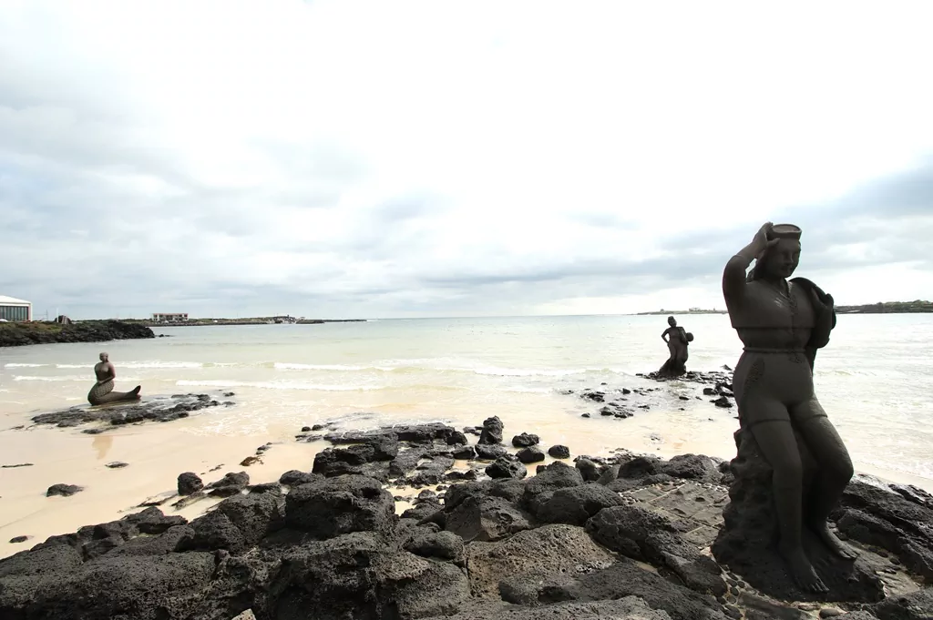 코스 초반부에 만나는 하고수동해수욕장의 평화로운 전경 사진.