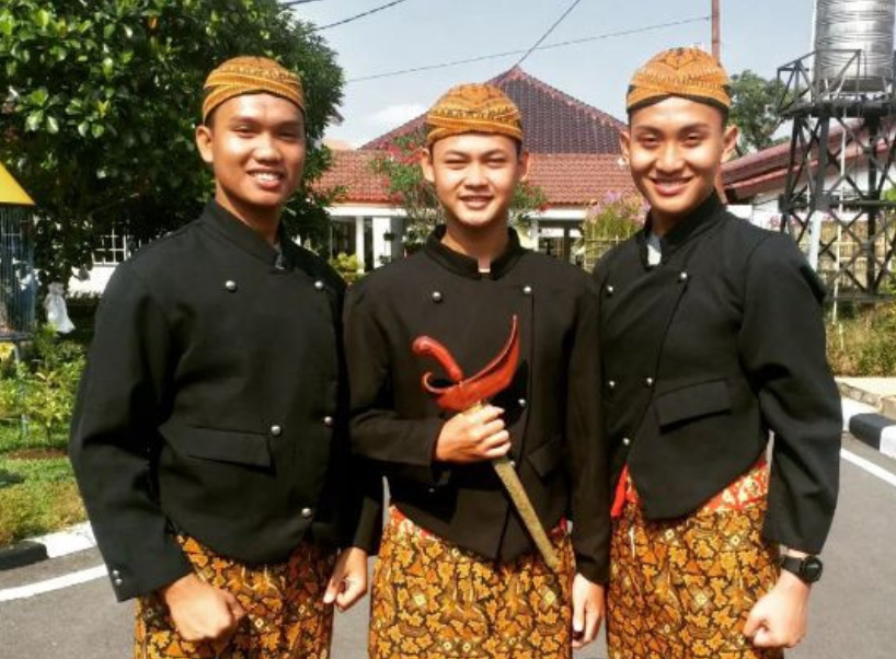 전통의상을 입은 자와 청년들