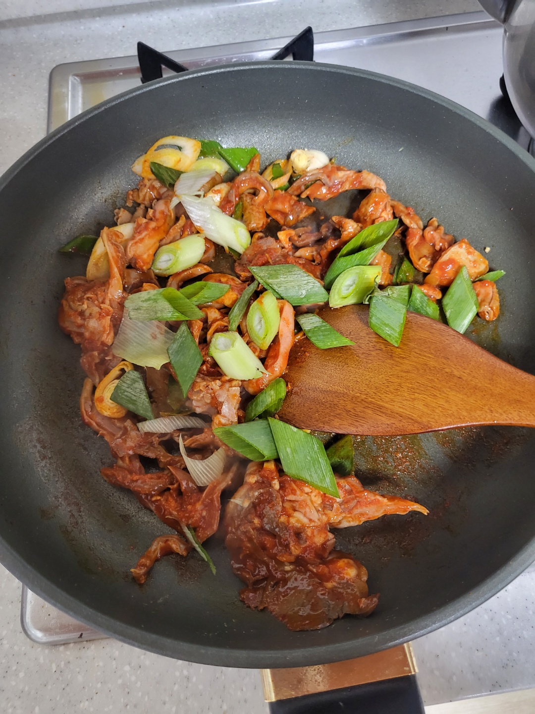 특수부위볶음 야채 넣고 볶는 중