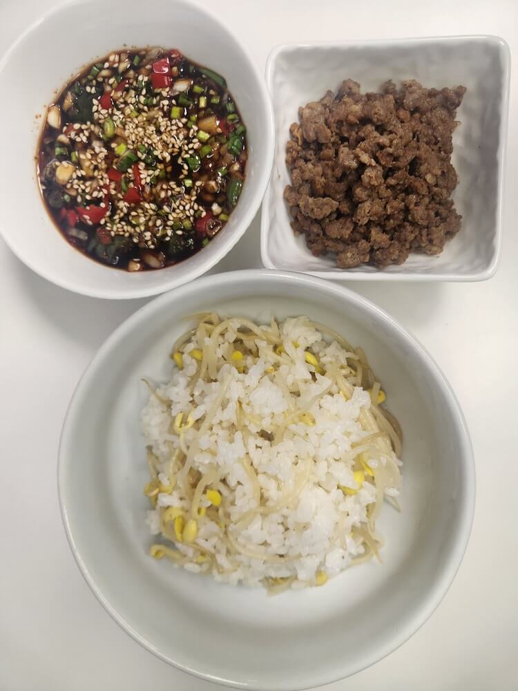 밥과 양념장과 고기