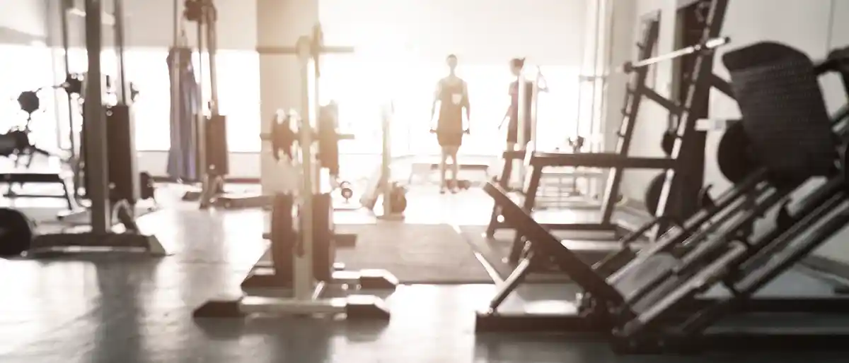 헬스장-실내이미지-운동기구-운동하는모습